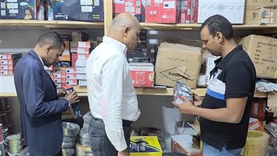 ضبط 1000 لمبة ليد مجهولة المصدر في أحد المحلات بالأقصر