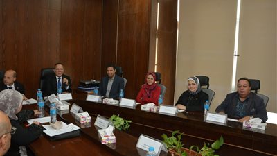 رئيس جامعة دمياط يقدم التهنئة لنائبه خلال جلسة مجلس شؤون خدمة المجتمع