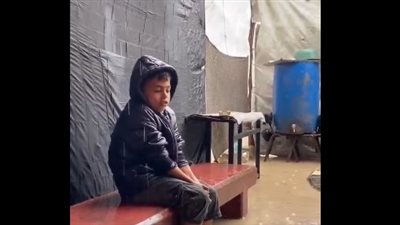 برد غزة القاتل.. فيديو لطفل يرتجف داخل خيمة غارقة يهزّ القلوب