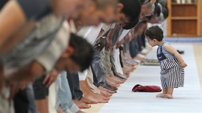 اصطحاب الأطفال لصلاة الجمعة حكمه وآدابه.. هل يجوز طرده للتشويش على المصلين؟  