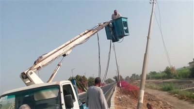 إعادة زرع عمود كهرباء آيل للسقوط بخزام وتركيب 12 كشاف إضاءة جديد 