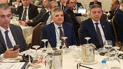 رئيس قناة السويس يبحث مع مسئول يوناني سبل التصنيع المشترك