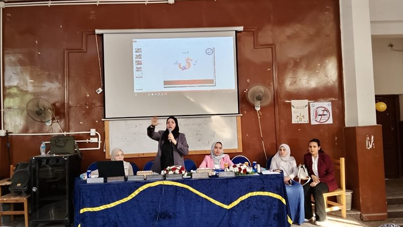 جانب من الندوة بكلية