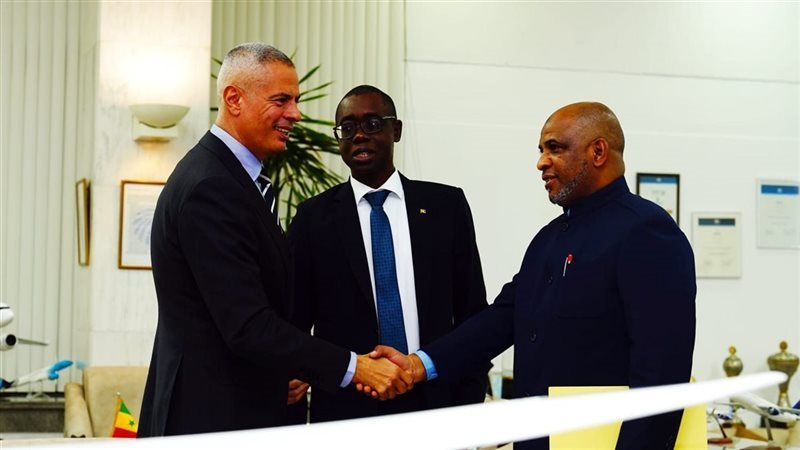 جانب من التوقيع