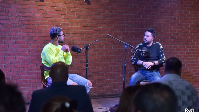 أيمن أشرف مع الاعلامي