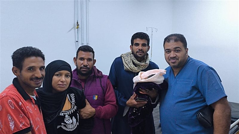 الام مع فريق الأطباء