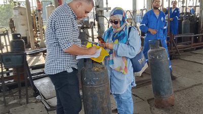 محافظة الجيزة تضبط مصنعًا يتلاعب في تعبئة اسطوانات البوتاجاز