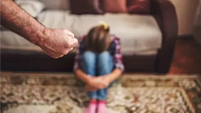 خبير قانوني يفجر مفاجأة بشأن عدم وجود نص قانوني يعاقب على «تعذيب الأطفال»| خاص