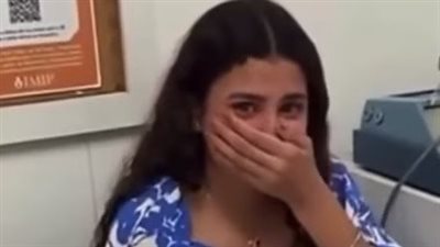 فتاة صماء تتفاعل عاطفيا عندما تسمع صوت والدتها لأول مرة