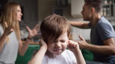 كيف تتحول ضغوط الحياة اليومية إلى عنف داخل الأسرة؟