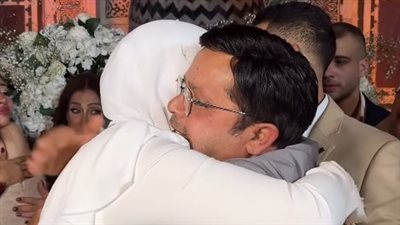 ابنة محمد هنيدي تحتضن والدها وتبكي في عقد قرانها |فيديو 