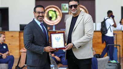 محمد موسى يهدي درع المصري لمسئولي السفارة المصرية في زامبيا