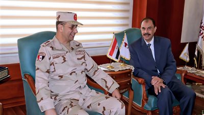 محافظ سوهاج يستقبل قائد قوات الدفاع الشعبي والعسكري