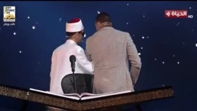 لفتة إنسانية.. مصطفى حسني يترك مقعده ليأخذ بيد المتسابق محمد أحمد حسن