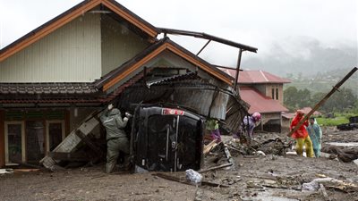 سكان سومطرة الإندونيسية يلجأون للنهب بحثًا عن الطعام بعد فيضانات قاتلة|فيديو