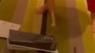 «حطمت البلايستيشن بالمطرقة».. طفل ينفق آلاف الدولارات على لعبه والأم تعاقبه 