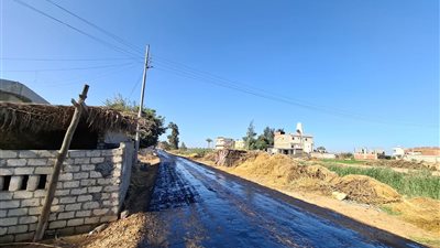 تحسين البنية التحتية بدمنهور.. متابعة ميدانية لأعمال الرصف بقرية نديبة