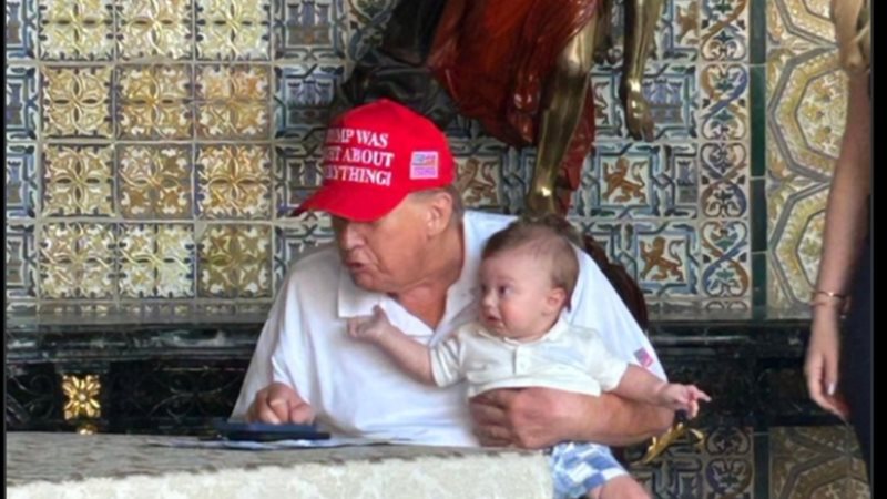 ترامب يحمل حفيده