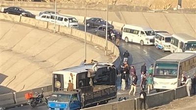 العناية الإلهية تنقذ سائق تريلا بعد انقلاب سيارته بنزلة زهراء المعادي