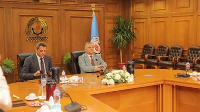 محافظ السويس يشيد بدور جامعة السويس في خدمة المجتمع خلال اجتماع مجلس الجامعة