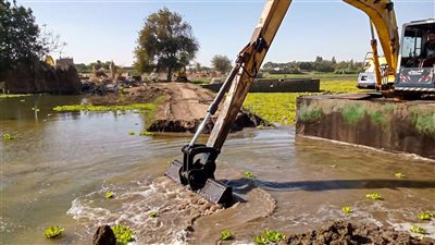 وزير الري يشرف على إزالة طريق مخالف ومبانٍ على فرع رشيد للنيل