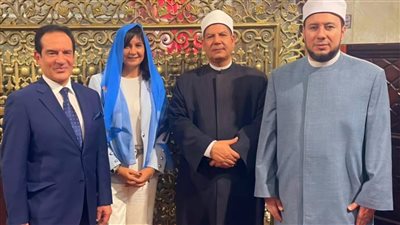 بطرحة عليها مريم العذراء.. نبيلة مكرم تزور مسجد السيد البدوي
