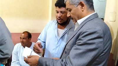 مدير العمل ببني سويف يتابع إزالة المعوقات المختلفة بملفات العمل 