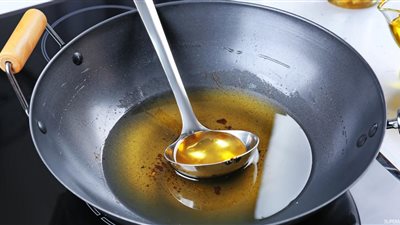 يسبب أمراضًا خطيرة.. خبيرة تحذر من إعادة استخدام الزيت بعد التسخين أكثر من مرة