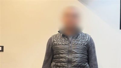 صواعق وغاز مسيل للدموع.. القبض سائق يدير سوق أسلحة من هاتفه