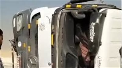 إصابات طفيفة للسائق.. انقلاب تريلا محملة بالحصي والرمال علي الطريق