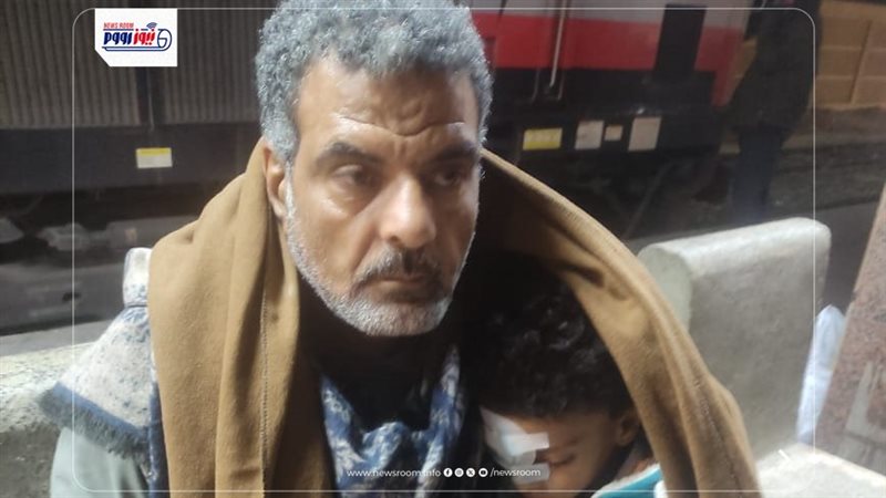 والد الطفل وهو معه