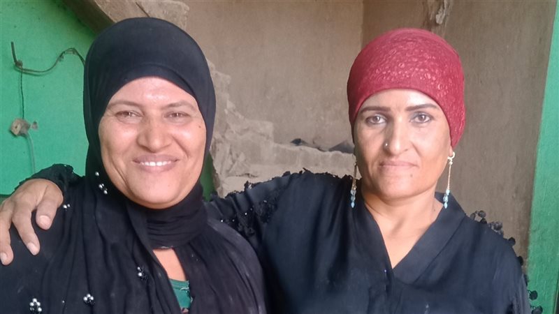 شقيقتان تعملان بالمحارة