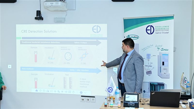 أثناء تقديم المحاضره