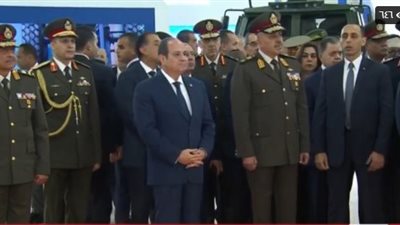 الرئيس السيسي يتفقد جناح مصر ويستمع إلى شرح عن أجنحة إدارة المركبات|صور