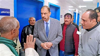 بالصور.. محافظ سوهاج يتفقد مستوى الخدمات بقرية بناويط