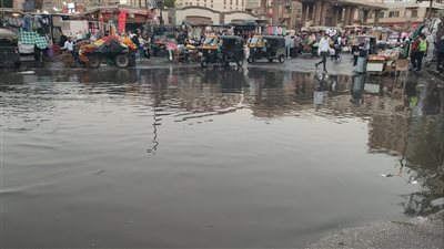 انفجار مواسير الصرف الصحي في ميدان محطة مترو حلوان.. الأهالي يستغيثون|صور 