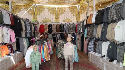 محافظ السويس يفتتح معرض الملابس الشتوي بتخفيضات 35% لخدمة المواطنين