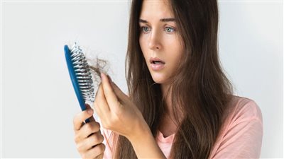 تساقط الشعر بعد الولادة: ماذا تعرف عن هذه الحالة المقلقة؟