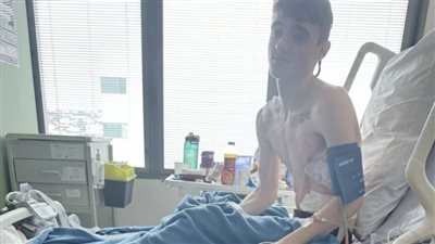 التدخين الإلكتروني يدمر رئة مراهق ..كتل سوداء محترقة تستأصل من صدره