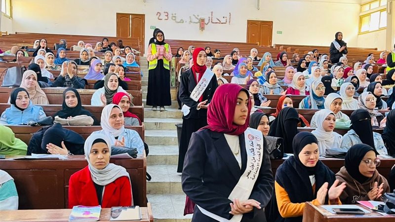 جانب من الندوة لطلاب