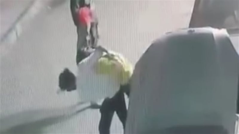 شاب يقوم بخنق صديقه