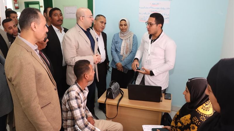 محافظ بنى سويف والشاب