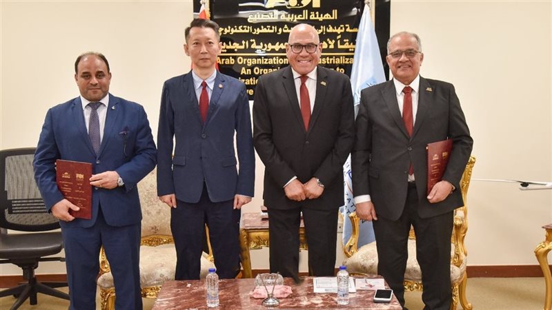 جانب من التوقيع 