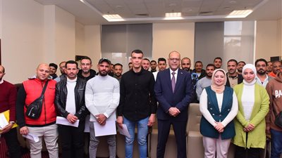 وزير العمل يسلّم 25 عقد عمل جديد لشباب مصري للعمل بدولة الإمارات