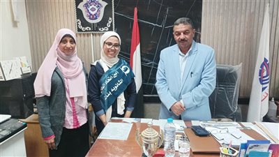 مدير عام تعليم نجع حمادي يهنئ طالبة الثانوية بنات لفوزها بلقب المقرر الاجتماعي