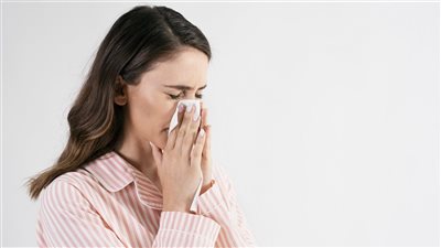 بخار الشاي والكمادات الدافئة.. كيف تساعد في تخفيف انسداد الأنف؟