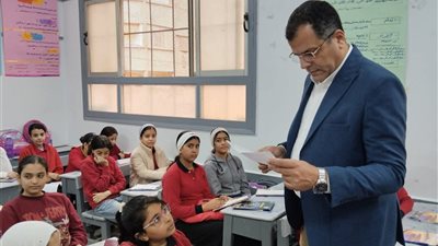 مدير تعليم دمياط يتفقد مدرستي«المنتزة وعمر بن الخطاب» ويشدد بالانضباط والجودة 
