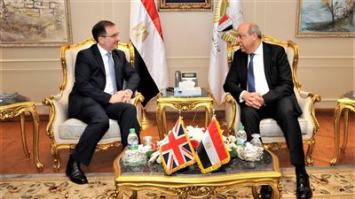 وزير الطيران المدني يبحث مع السفير البريطاني تعزيز الشراكة الاستراتيجية 