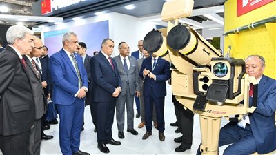 وزير الدولة للإنتاج الحربي يزور أجنحة الشركات العالمية بمعرض EDEX 2025