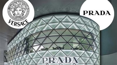 «برادا» تُكمل رسمياً استحواذها على «فيرساتشي»… في يوم ميلاد جياني فيرساتشي!